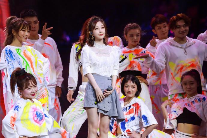 冯提莫的新歌引发话题，歌词深入人心_人心原唱_人心歌曲原唱