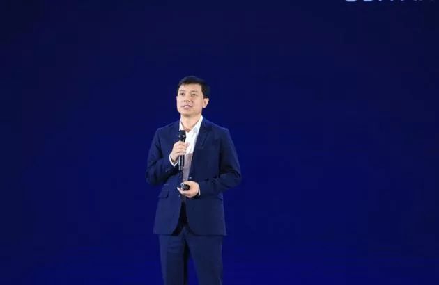 互联网时代的商人：马云的影响力_马云发现互联网商机的故事_马云对互联网的影响与价值