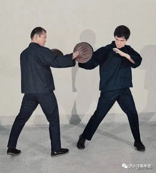 李小龙训练书_李小龙基础训练法_李小龙的训练理念与身体素质