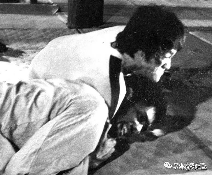 李小龙基础训练法_李小龙训练书_李小龙的训练理念与身体素质