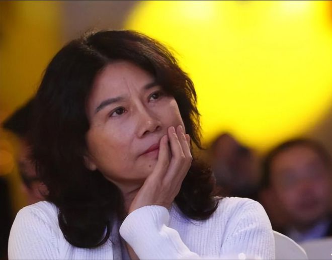 格力集团董明珠股份_格力董事长董明珠被停职，格力电器的解读与行业观察反响_格力集团董事长董明珠的历程