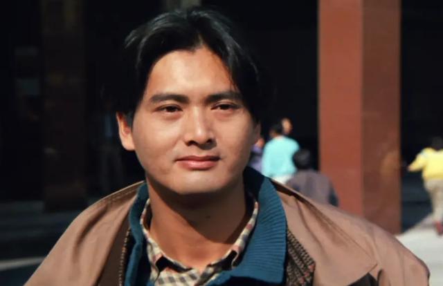 周润发 - 以《赌神》、《英雄本色》而闻名，华语电影界的传奇人物。_周润发英雄本色经典图片_周润发拍英雄本色前的境遇