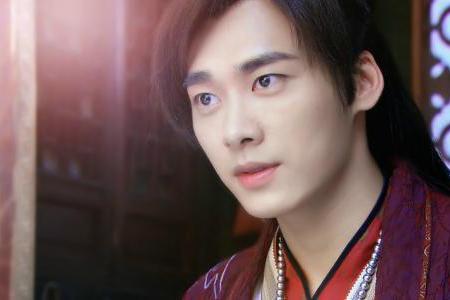 继《麻雀》之后，李易峰再演谍战剧《隐秘而伟大》，女主颇受争议