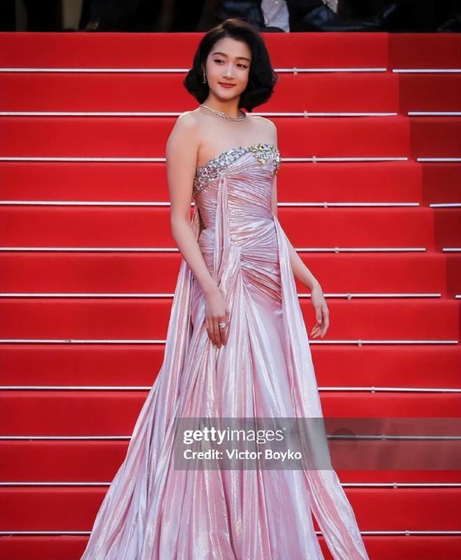 巩俐红毯图片_2019巩俐戛纳红毯视频_巩俐的时尚风格与红毯造型